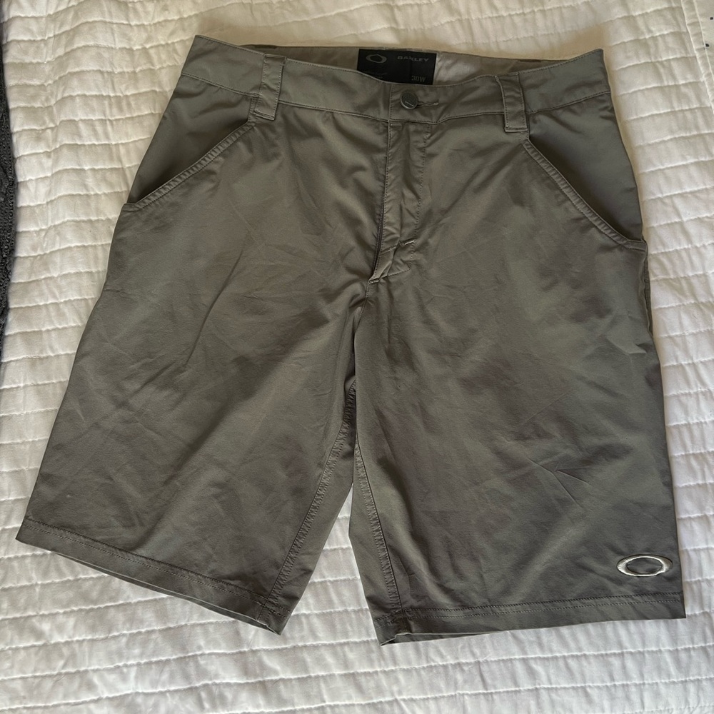 Oakley Men’s Grey Golf Shorts 30 waist